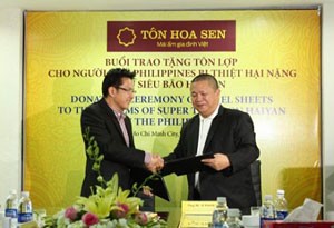 Chủ tịch HSG Lê Phước Vũ và đại diện CFC - ANCORP trong lễ ký kết tài trợ tôn cho người dân Philippines