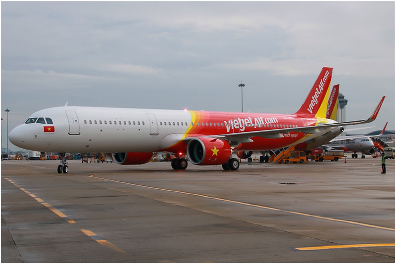 Tàu bay mới nổi bật tại sân bay quốc tế Tân Sơn Nhất với sắc đỏ vàng rực rỡ