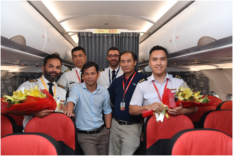  Phó Tổng giám đốc Tô Việt Thắng chúc mừng đoàn công tác về cùng tàu bay mới