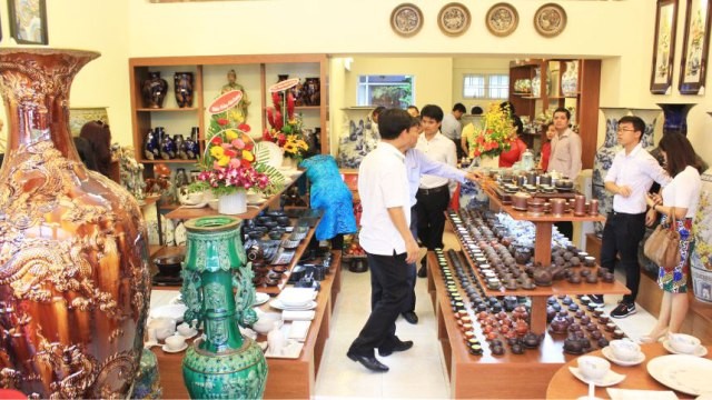 Làng nghề gốm sứ xã Bát Tràng được công nhận là “điểm du lịch” của Hà Nội