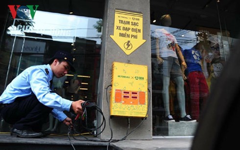 Những trạm sạc miễn phí dành cho xe đạp điện được lắp đặt tại 3 địa chỉ: 133 Thái Hà, 18 Điện Biên Phủ và 308 Bà Triệu.