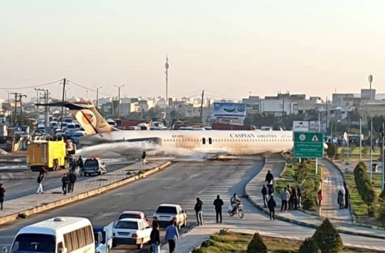 Máy bay tại Iran trượt vào đường cao tốc
