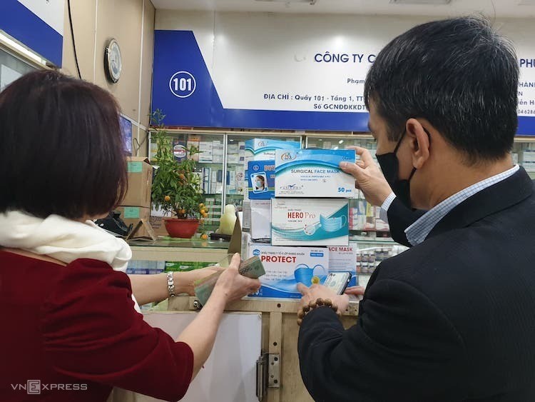 Người dân mua khẩu trang y tế tại quầy thuốc.