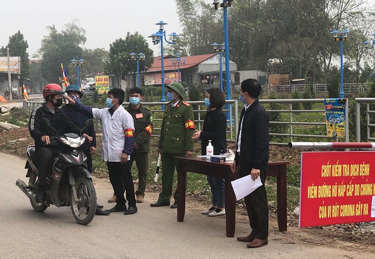 Chốt kiểm soát tại xã Sơn Lôi (Bình Xuyên, Vĩnh Phúc).
