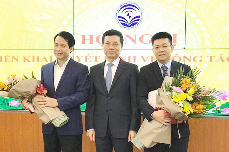 Bộ trưởng Nguyễn Mạnh Hùng trao quyết định và chúc mừng ông Trần Minh Tân và ông Nguyễn Hồng Thắng.