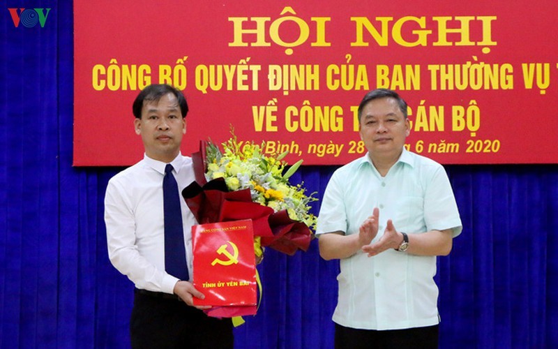 Ông Nguyễn Xuân Trường (người cầm hoa) - tân Chủ tịch UBND huyện Yên Bình .