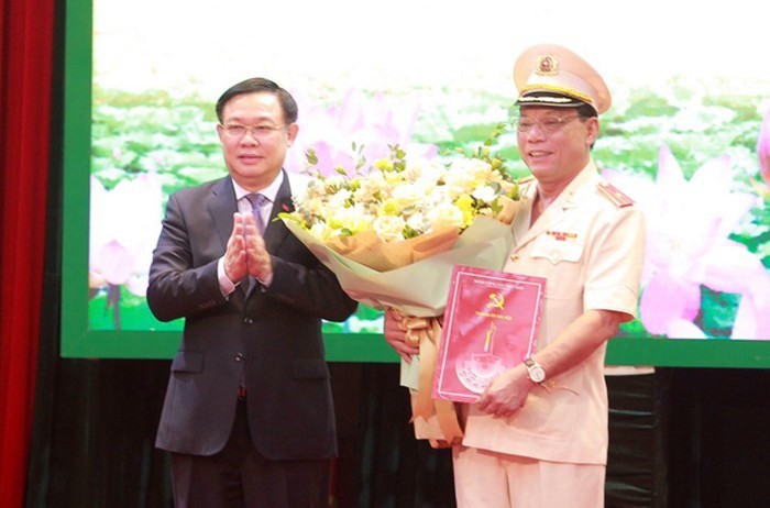 Bí thư Thành ủy Hà Nội Vương Đình Huệ chúc mừng Thiếu tướng Nguyễn Hải Trung.