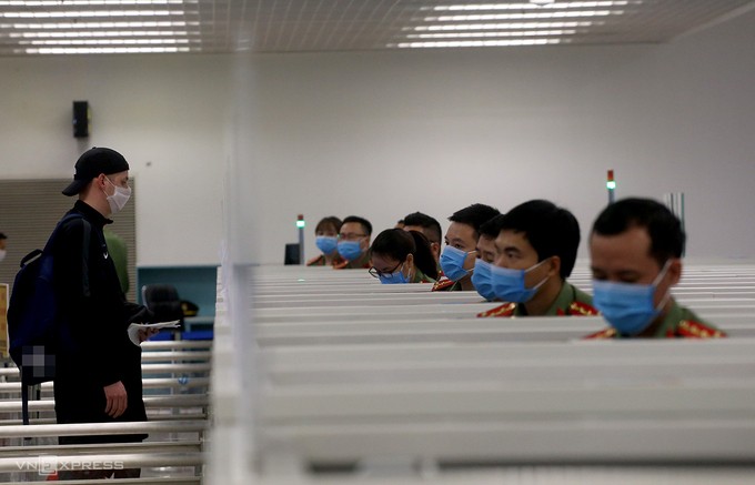 Người nước ngoài làm thủ tục nhập cảnh vào cửa khẩu sân bay Nội Bài hồi tháng 3/2020.