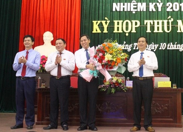 Lãnh đạo tỉnh Quảng Trị tặng hoa chúc mừng ông Nguyễn Đăng Quang được bầu giữ chức Chủ tịch HĐND tỉnh Quảng Trị.