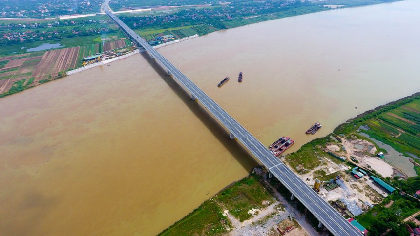 Thành phố Hưng Yên trong tương lai sẽ là một trong ba đô thị của tam giác kinh tế - đô thị phía Nam Thủ đô Hà Nội. Trong ảnh là cây cầu 2.800 tỷ nối 2 tỉnh Hưng Yên và Hà Nam.