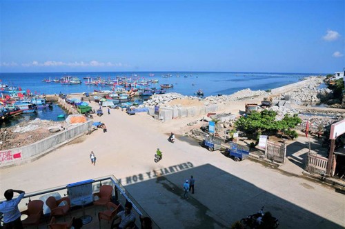 View nhìn ra cảng Lý Sơn từ khách sạn. Ảnh: Central Lý Sơn