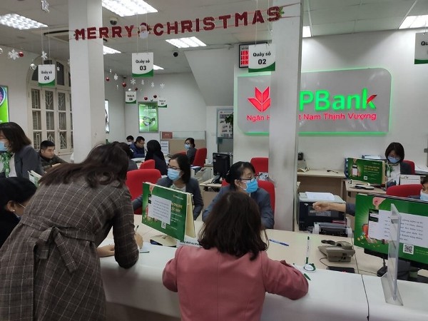 Nhân viên VPBank mang khẩu trang giao dịch với khách hàng