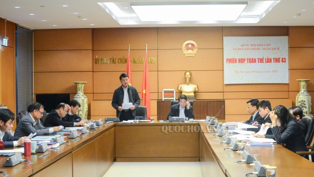 Ủy ban Tài chính - Ngân sách cho rằng, gói hỗ trợ Chính phủ trình không có nội dung trái luật và hiện nay chưa có quy định cụ thể. Do đó, Chính phủ trình Ủy ban Thường vụ Quốc hội cho ý kiến trước khi thực hiện là đúng thẩm quyền. Trong ảnh: Ủy ban Tài chính - Ngân sách của Quốc hội họp phiên toàn thể lần thứ 43 (Ảnh: Quochoi.vn)