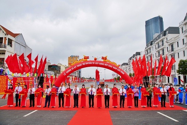 Prime Minister Nguyen Xuan Phuc and leaders of Hai Phong city cut the bus bandwidth of investment project to build the intersection south of Binh bridge