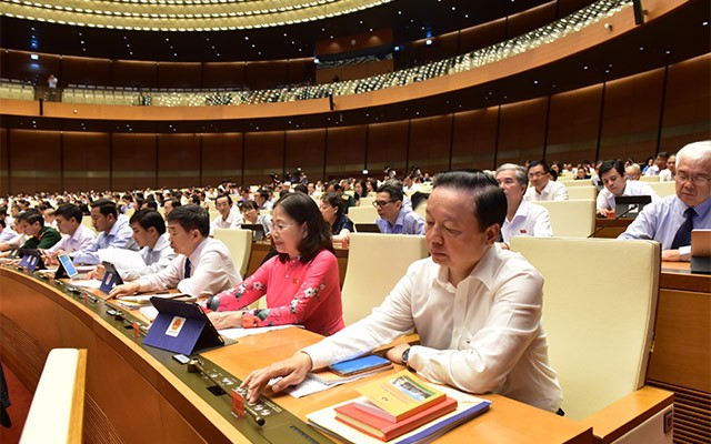Đại biểu Quốc hội bấm nút thông qua Hiệp định (Ảnh QK).