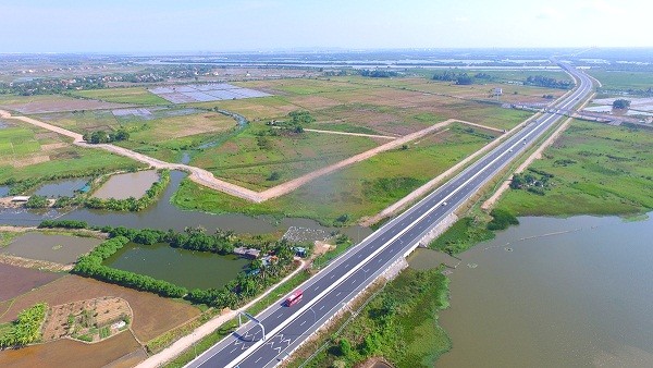 Cao tốc Hải Phòng - Hạ Long đi qua thị xã Quảng Yên đã tăng sức hút của các KCN trong KKT Quảng Yên. Ảnh: Đỗ Phương.