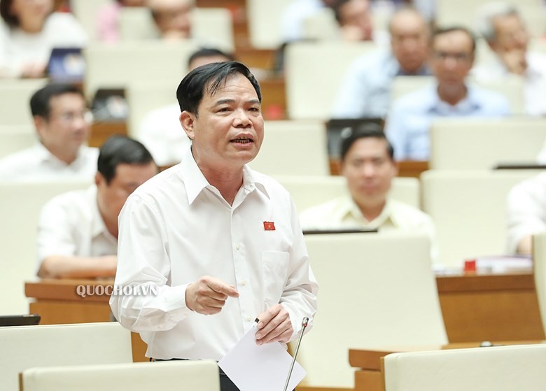 Bộ trưởng Bộ Nông nghiệp và phát triển nông thôn Nguyễn Xuân Cường phát biểu tại nghị trường