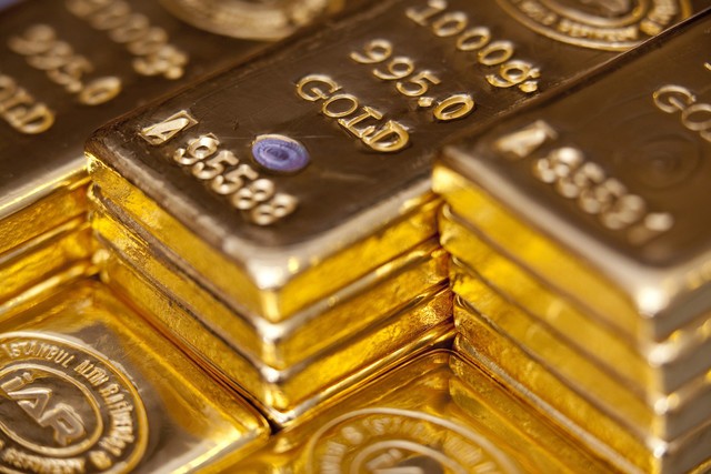 Vàng lơ lửng ngưỡng 1.300 USD/ounce trước những báo cáo lớn
