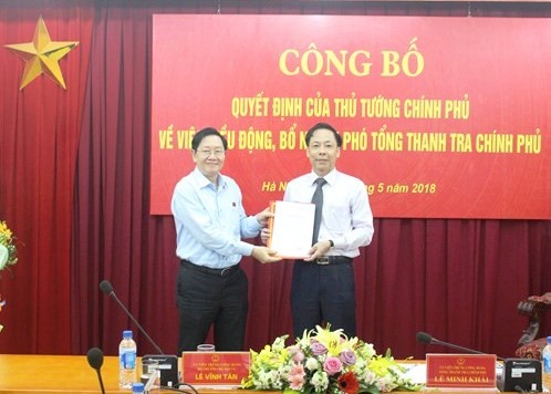 Thừa ủy quyền của Thủ tướng Chính phủ, Bộ trưởng Bộ Nội vụ Lê Vĩnh Tân trao quyết định và chúc mừng tân Phó Tổng Thanh tra Chính phủ Trần Ngọc Liêm.