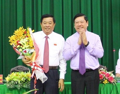 Bí thư Tỉnh ủy Vĩnh Long Trần Văn Rón chúc mừng đồng chí Bùi Văn Nghiêm được bầu làm Chủ tịch HĐND tỉnh Vĩnh Long khóa IX, nhiệm kỳ 2016-2021.