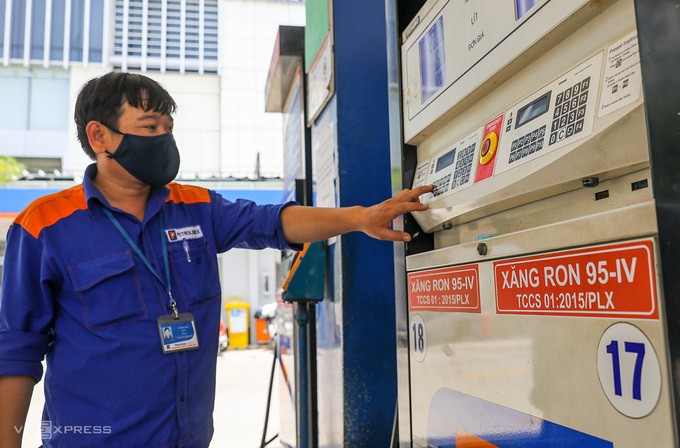 Nhân viên bán xăng cho người dân ở đường Trần Cao Vân (quận 1).