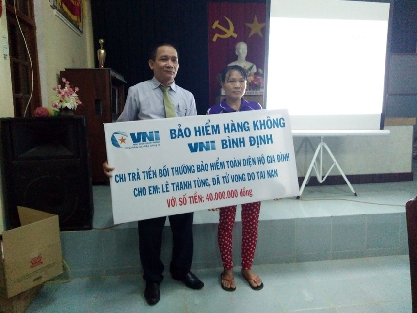 VNI trao 40 triệu đồng bồi thường bảo hiểm hộ gia đình nạn nhân bị đuối nước tại Bình Định