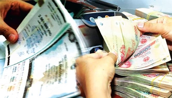 Lãi suất tiết kiệm đi xuống trước bối cảnh giá vàng “dậy sóng” gần đây đã khiến không ít người phải suy nghĩ.