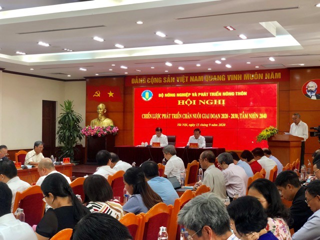 "Mục tiêu đưa chăn nuôi là ngành chính, nhưng xuất khẩu còn rất khiêm tốn. Soi kính hiển vi mới nhìn thấy một ít lợn sữa, trứng muối, thịt gà..., dù nước ta là một trong những nước xuất khẩu nông sản hàng đầu", Bộ trưởng Cường nhấn mạnh.