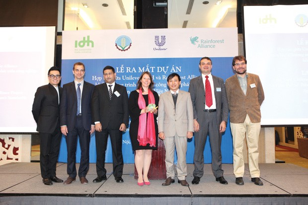 Đại diện của Unilever, Đại sứ quán Hà Lan, Bộ Nông nghiệp và Phát triển nông thôn, IDH và Rainforest Alliance tại buổi lễ ra mắt Dự án