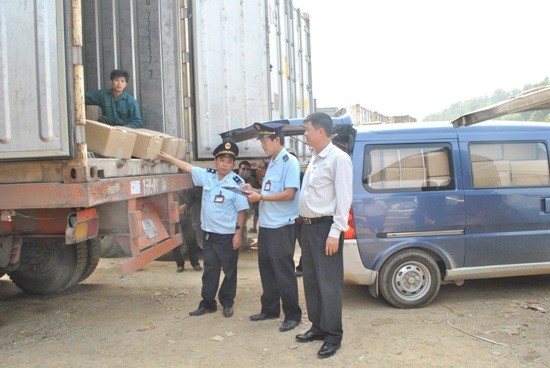 Hải quan và biên phòng kiểm tra xe khi thông quan tại Cửa khẩu Tân Thanh