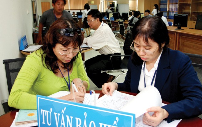 Phần lớn đại lý bảo hiểm vẫn làm việc bán thời gian (ảnh : Lê Toàn)