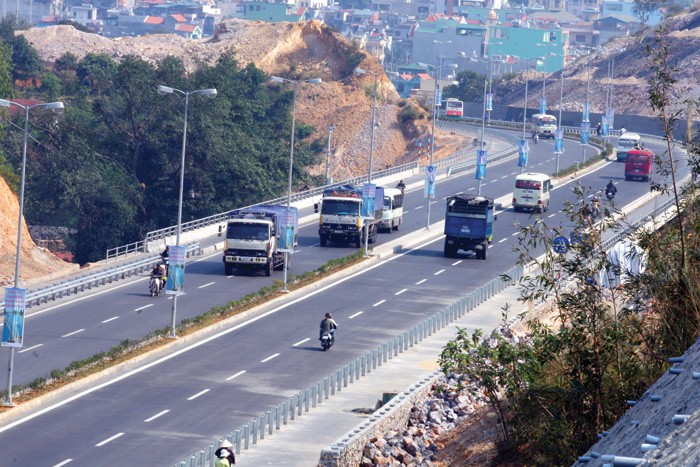 Quốc lộ 18 hiện là trục đường bộ chính liên kết Quảng Ninh với các tỉnh khác trong Vùng kinh tế trọng điểm Bắc Bộ  