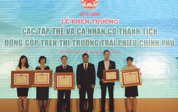 Chuyên gia Dragon Capital nhận bằng khen của Bộ trưởng Bộ Tài chính