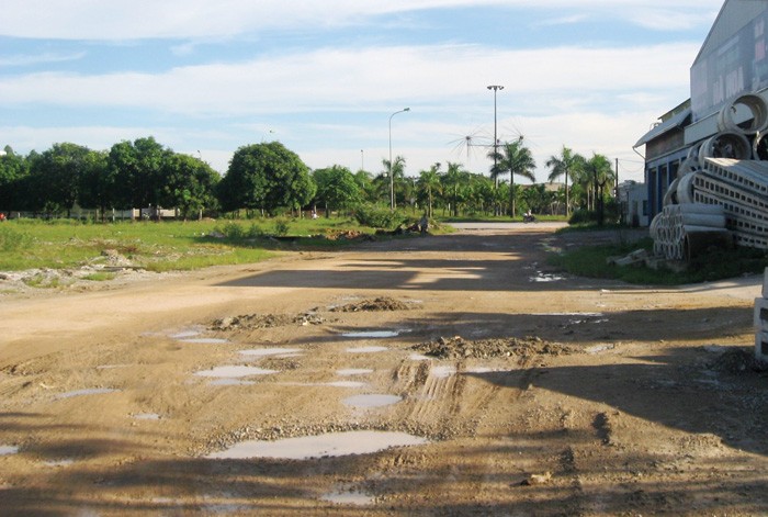 Đường vào Khu công nghiệp Tây Bắc Ga mở rộng lầy lội với nhiều “ổ gà, ổ trâu”