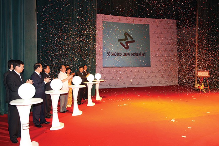 Thời khắc các vị lãnh đạo thực hiện nghi lễ ra mắt Sở GDCK Hà Nội (ngày 24/6/2009)