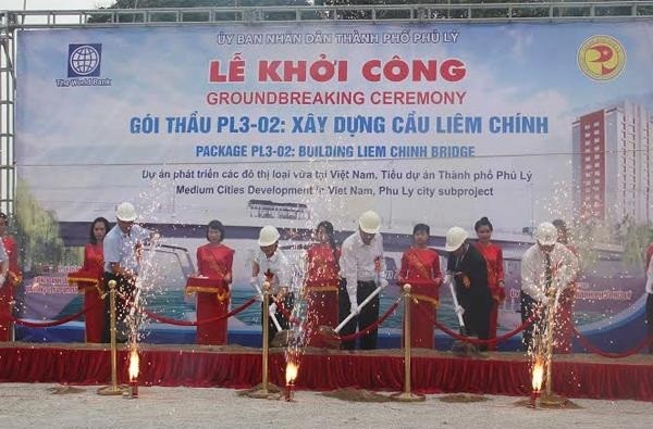 Lãnh đạo UBND tỉnh Hà Nam thực hiện nghi lễ khởi công xây dựng cầu Liêm Chính