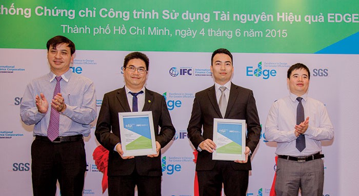 Đại diện Công ty Tiến Phát, chủ đầu tư Dự án The Ascent nhận chứng chỉ EDGE cho các công trình sử dụng tài nguyên hiệu quả 