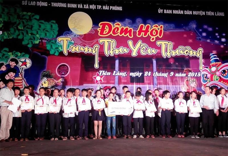 Báo Đầu tư trao 50 suất học bổng Swing for the Kids tại Hải Phòng