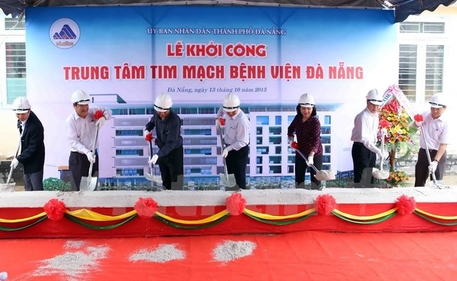 Lãnh đạo thành phố và các đơn vị liên quan động thổ khởi công trình. Ảnh: Trần Lê Lâm/Vietnam+