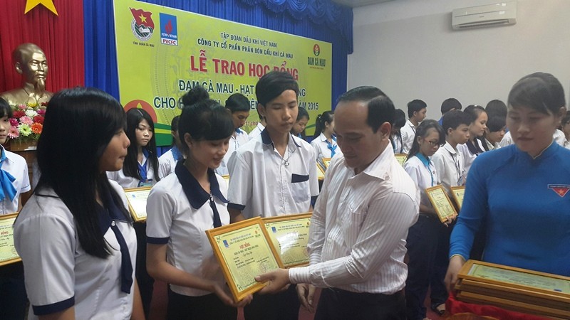 Đạm Cà Mau trao học bổng cho học sinh, sinh viên nghèo