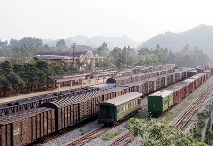 Hàng hoá xuất nhập khẩu tập kết tại Ga Quốc tế Đồng Đăng. Ảnh: baolangson.vn