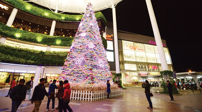 Cây thông Noel cao 15m tại Trung tâm Thương mại Aeon Mall Long Biên trang trí bằng đèn led, hoa sakura, trái châu... lung linh về đêm
