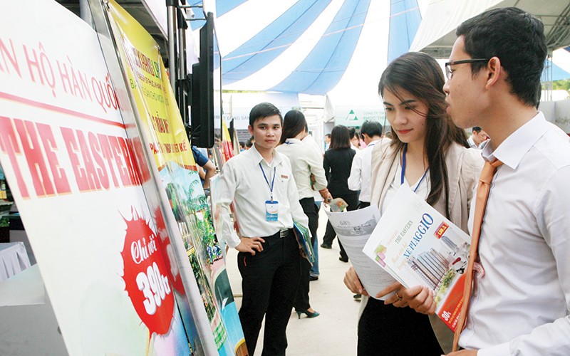 Các môi giới chưa cảm thấy có “ích lợi” gì từ việc phải có chứng chỉ. Ảnh: Lê Toàn