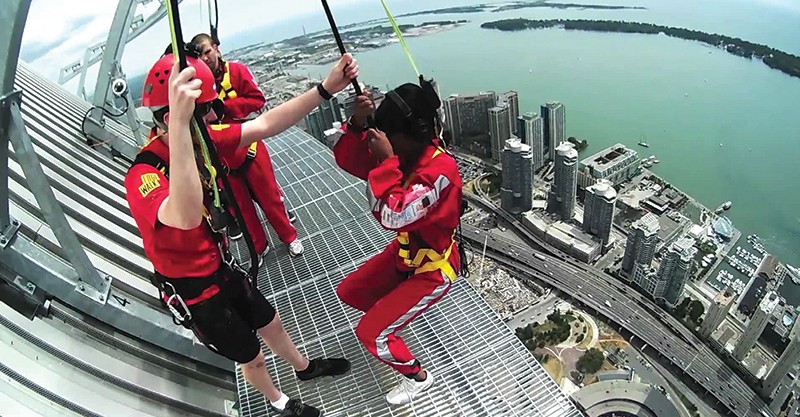 Một trò chơi mạo hiểm từ trên cao tại 
Tháp truyền hình CN ở Toronto, Canada