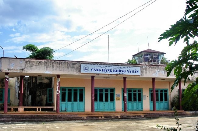 Sân bay Nà Sản nằm trên quốc lộ 6, cách thành phố Sơn La khoảng 20 km về phía Nam. Năm 2004, sân bay tạm đóng cửa để nâng cấp song đến nay vẫn chưa hoạt động lại.