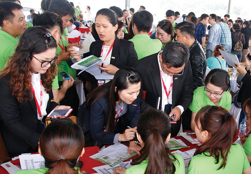 Sau 3 tuần chính thức công bố chào bán ra thị trường, Dự án SaiGon Village đã trở thành tâm điểm của phân khúc đất nền với 450 sản phẩm đã được khách hàng đặt mua