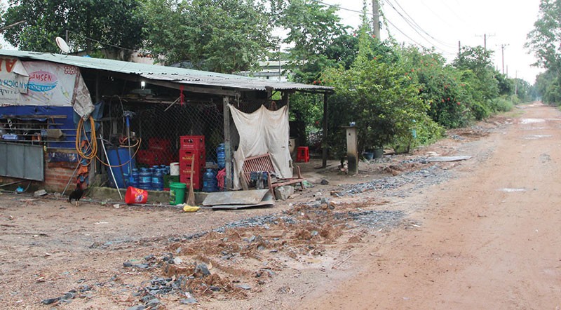 Đường vào Khu đô thị quốc tế Đại học Quốc tế Việt Nam của Berjaya bị xuống cấp nghiêm trọng do dự án bị treo. Ảnh: Việt Dũng