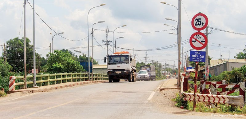 Dù là tuyến đường huyết mạch dẫn vào khu công nghiệp, nhưng một số cầu có tải trọng rất thấp, ngăn xe cỡ lớn lưu thông