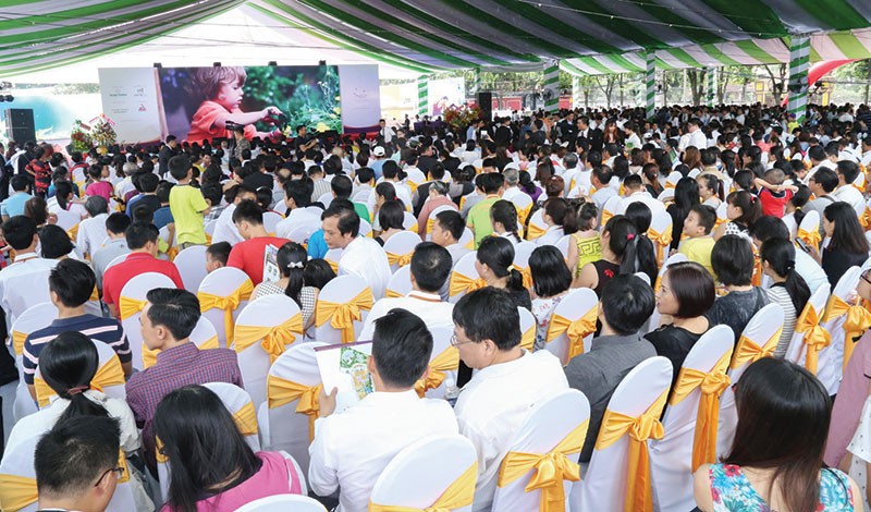 Đông đảo khách hàng quan tâm đến dự án Him Lam Phú Đông