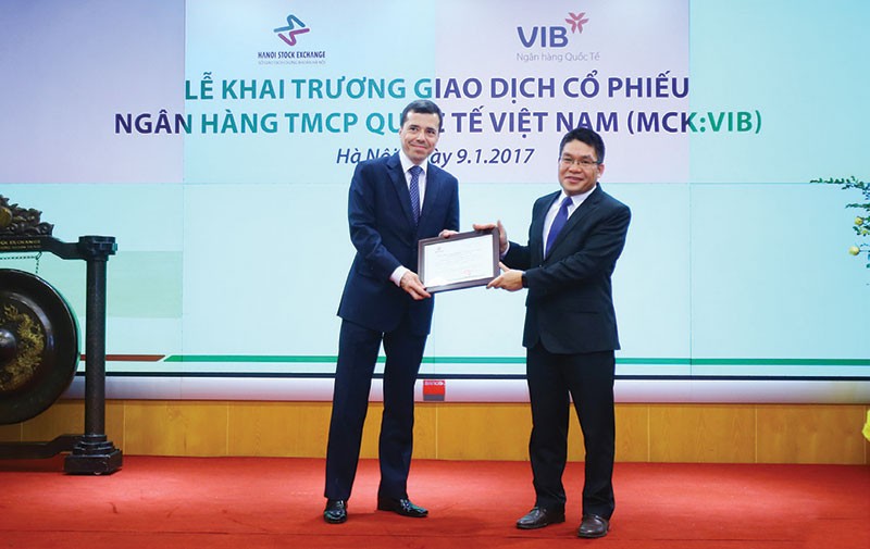 Đại diện VIB (bên trái) nhận quyết định đăng ký giao dịch cổ phiếu trên UPCoM 